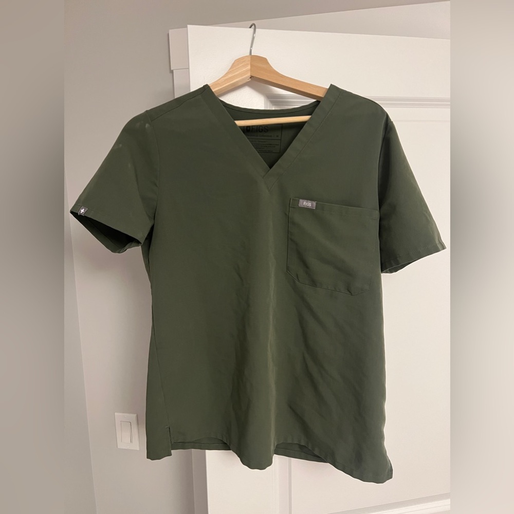 FIGS Catarina One-Pocket Scrub Top in the color Moss size M